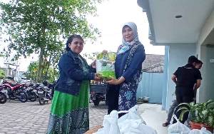Jajaran Borneonews - Palangka Post Bagikan Paket Sembako ke Warga Bentuk Rasa Syukur Jelang Ramadan 