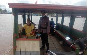 Sambangi Feri Penyeberangan, Personel Polsek Pulau Petak Berikan Imbauan