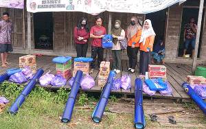 BPBD Kapuas Salurkan Bantuan Kepada Warga Terdampak Puting Beliung di Desa Tajepan