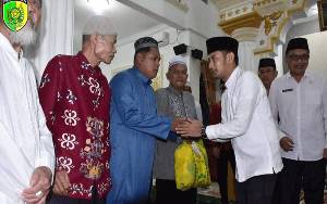 Wali Kota Palangka Raya Rutin Bagikan Bantuan Untuk Pengurus Masjid Selama Ramadan