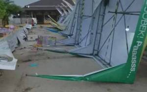 Tenda Lapak Pasar Wadai Jalan Kecipir Roboh Diterpa Angin