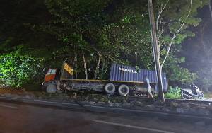 Tidak Kuat Menanjak di Jalan Natai Arahan, Truk Tronton Mundur Hingga Tutup Jalan