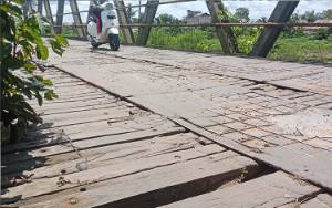  Tak Hanya Pelat Besi Hilang, Kini Jembatan Kapten Mulyono juga Berlubang