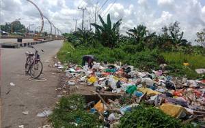  Pemandangan Kumuh dan Bau Sampah di Terowongan Nur Mentaya