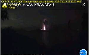 Gunung Anak Krakatau Kembali Erupsi Pada Malam Hari