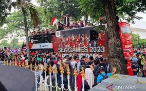 Timnas Sepak Bola Indonesia Pimpin Arak-arak 87 Emas SEA Games 2023