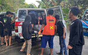 RGB-33 Evakuasi Korban Kecelakaan ke RSUD Tamiang Layang