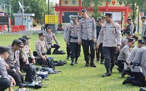 Kapolres Barito Timur Cek Perlengkapan Personel Pengamanan TPS Pilkades