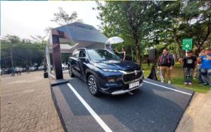 Suzuki Resmi Serahkan Unit Perdana Grand Vitara Kepada Konsumen