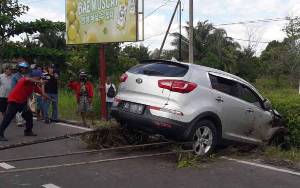 Setelah Tiga Jam, Mobil Laka Tunggal Jalan G Obos Berhasil Dievakuasi