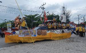Kontingen Kecamatan Damang Batu Tampilkan Alut Beserta Teken dan Besei di Karnaval Budaya