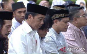 Jokowi Bersama Anwar Usman Salat Iduladha di Istana Yogyakarta