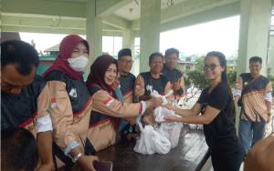 PHBI Kotim Bagikan 400 Bungkus Daging Kurban untuk Masyarakat