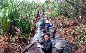 Warga Kereng Bengkirai Gotong Royong Bersihkan Sumbatan Sungai Sebangau