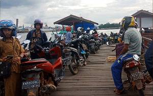 Warga Terpaksa Antre di Dermaga Dampak Ferry Penyebrangan Hanya 1 Beroperasi, ini Kata Camat Seranau