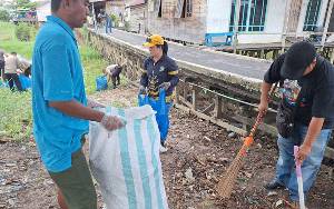 Kelurahan Langkai Kerja Bakti Bersama Warga dan Polisi Demi Kebersihan Sungai