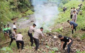 Polres Barito Timur Bersih-Bersih Bantaran Sungai Sirau