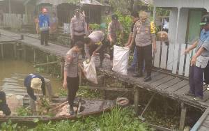 Polsek Kapuas Hilir Bersama Pemdes Sei Asem Bersihkan Sampah di Bantaran Sungai