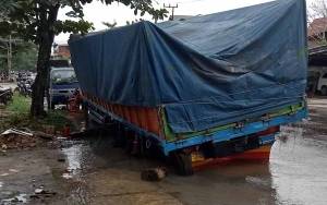 Truk Tronton Amblas di Jalan Dalam Kota Sampit, Pipa PDAM Pecah