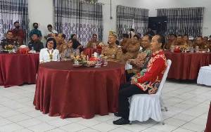 Bupati Gunung Mas Jaya S Monong Sambut Kedatangan Rektor UPR
