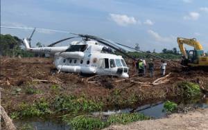  Helikopter BNPB Mendarat Darurat di Lahan Gambut di Kobar