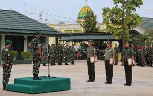 Dandim Kapuas Pimpin Upacara Korps Rapot Purnawira dan Tradisi Pelepasan Personil Pindah Satuan