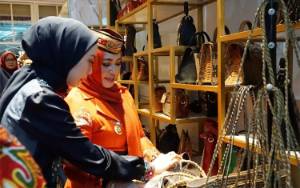 Cintai Produk Lokal, Avina Ajak Masyarakat Berbelanja di Dekranasda Palangka Raya