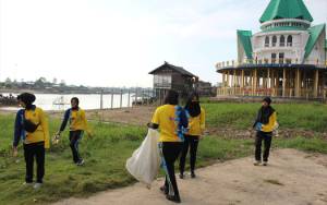 Peduli Lingkungan, Polwan Polda Kalteng Bersih-Bersih Bawah Jembatan Kahayan