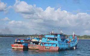 KKP Hentikan Alih Muatan Ilegal Tiga Kapal Perikanan di Laut Aru