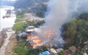 12 Unit Rumah dan 2 Barak di Desa Luwe Hulu Ludes Terbakar