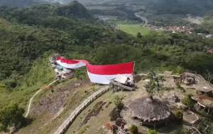 TNI Bentangkan Bendera Raksasa Bangun Jiwa Nasionalisme di Tasikmalaya