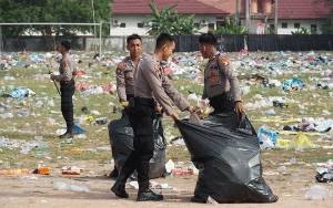 Polisi Bantu Bersih-Bersih Sampah Berserakan Pasca Tabligh Akbar di Palangka Raya