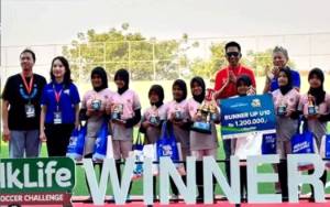 Nadalsyah Serahkan Hadiah Pemenang Turnamen Sepakbola Putri KU-10 dan KU-12