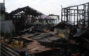 Kebakaran Rumah di Jalan KS Tubun Kuala Kapuas Sebabkan 13 Kepala Keluarga Terdampak