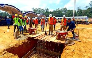 Bupati Barito Utara Letakkan Batu Pertama Pembangunan Pabrik Sawit