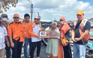 Relawan PKS Palangka Raya Bantu Warga Terdampak Kebakaran di Mendawai