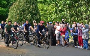 Presiden Jokowi Sapa Warga di Kebun Raya Bogor Saat Bersepeda