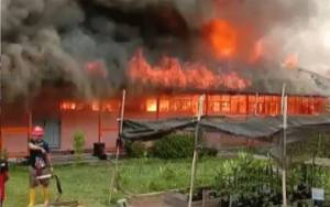Kebakaran Gegerkan Warga Selat Hilir Kapuas, Bangunan Sekolah Turut Terbakar