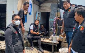 Satreskrim Polres Kapuas Beri Bantuan Sembako Kepada Warga Kurang Mampu di Selat Barat