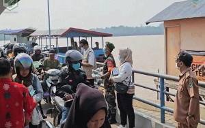 Antisipasi Dampak Kabut Asap, Unsur Tripika Kecamatan Kapuas Barat Bagikan Masker