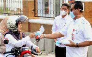 Pemkab Barito Utara Bagi Masker untuk Pengendara