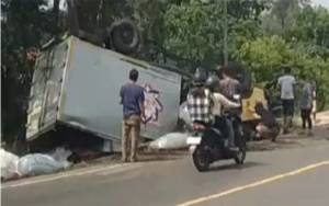 Sebuah Mobil Box Terbalik di Jalan Trans Kalimantan Kapuas Hilir