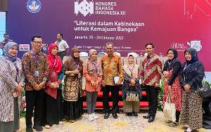 Kadisdik Kalteng Kenalkan Suku Dayak di Kongres Bahasa Indonesia