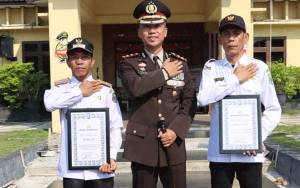 Momen HSP, Kapolres Kapuas Serahkan Penghargaan Kepada Dua Kades Turut Jaga Harkamtibmas