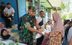 TNI Dampingi Penyaluran Bantuan Pangan di Kapuas