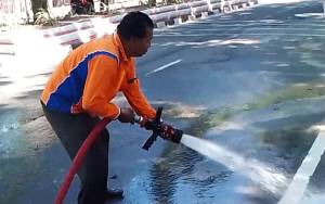 BPBD Kobar Bersihkan Pasir di Jalan Antisipasi Kecelakaan