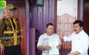 Menteri ATR/BPN Berikan Sertifikat PTSL Langsung ke Rumah Warga Palangka Raya