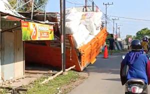 Truk Fuso Muatan Material Bangunan Terperosok di Dalam Kota Sampit