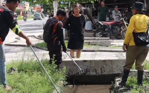 Tim Gabungan Bersihkan Drainase Tersumbat di Jalan Sethadji Palangka Raya