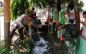 Satgas Pencegahan Bencana Mulai Gencar Bersihkan Drainase di Palangka Raya